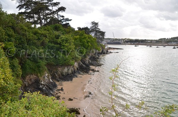 Crique de Tossen avec vue sur le port de Paimpol