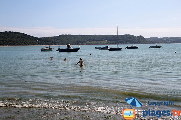 Baignade à Saint-Michel-en Grève dans le nord Bretagne