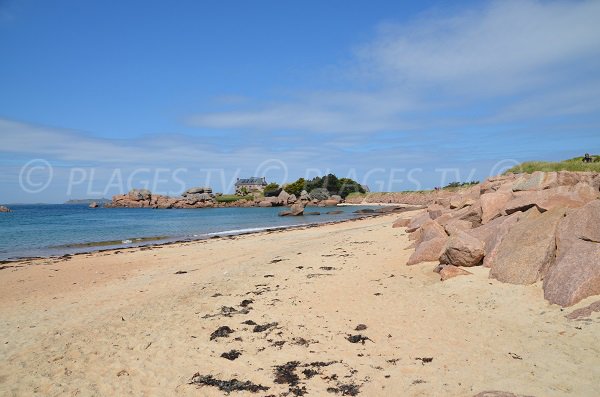 Rochers et sable sur l'ile de Renote à Trégastel