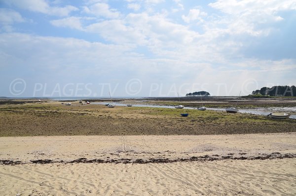 Photo de la plage de Toul Keun avec vue sur la pointe d'Er Hourel à Locmariaquer