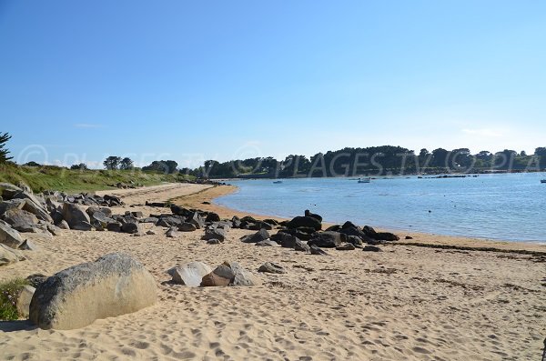 Plage dans la baie de Kerlavoz à Trégastel