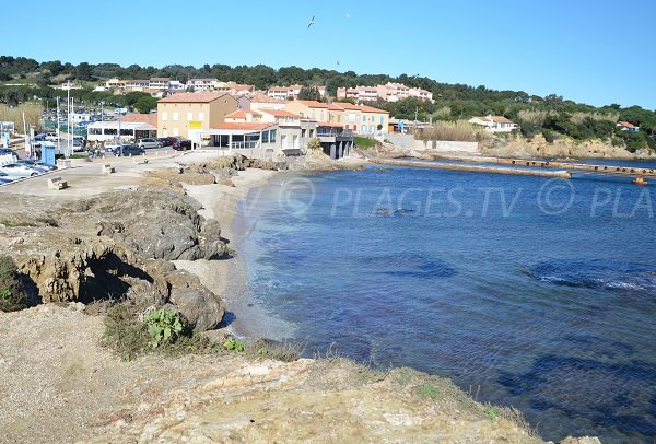 Plage de gravillons à la Tour Fondue d'Hyères