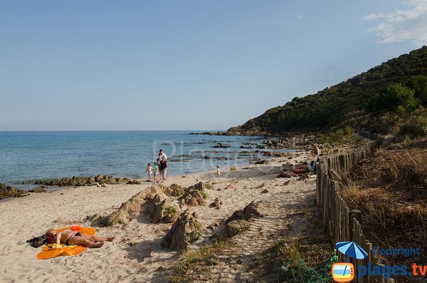 Extrémité de la plage de la tour de Fautea