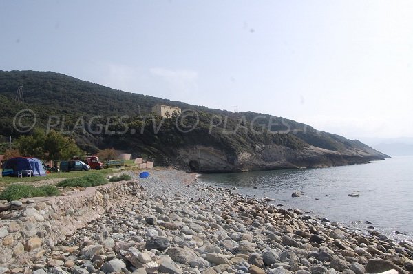 Plage de galets de Farinole à côté de la tour génoises