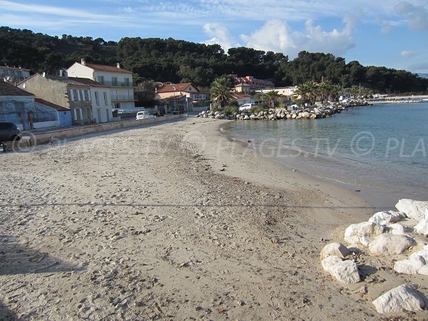 Plage à côté de la capitainerie de Saint Mandrier