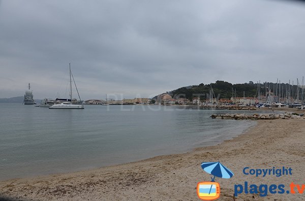 Photo de la plage du Touring côté port à Saint Mandrier