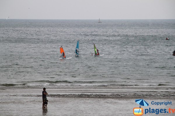 Sports nautiques sur la plage de Plérin