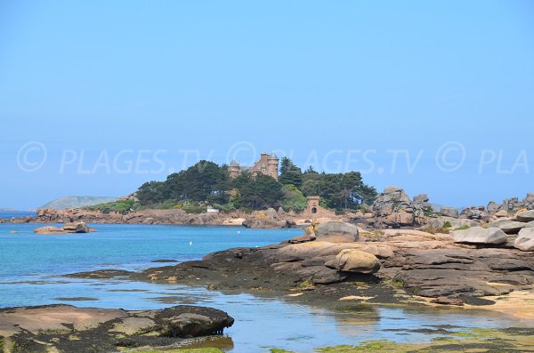 Plage de Tourony à Trégatel avec vue sur le château de Costaérès