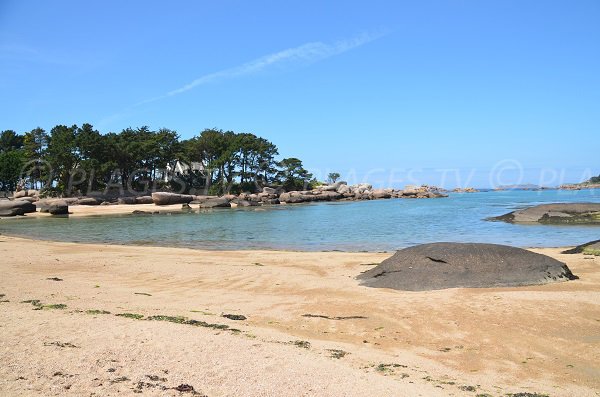 Plage de sable de Tourony à Trégastel