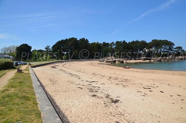 Parkplatz und Strand von Tourony in Trégastel