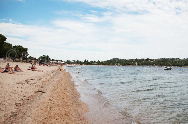 Plage de sable à Lecci avec vue sur Cala Rossa