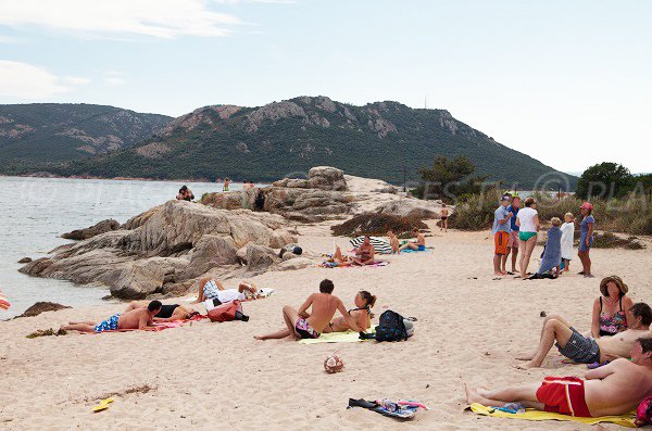 Rochers à l'extrémité de la plage de tramulimacchia