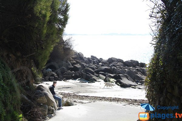 Access to Traon Erc'h beach in Roscoff