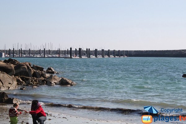 Vue sur le port de Roscoff depuis la plage de Traon Erc'h