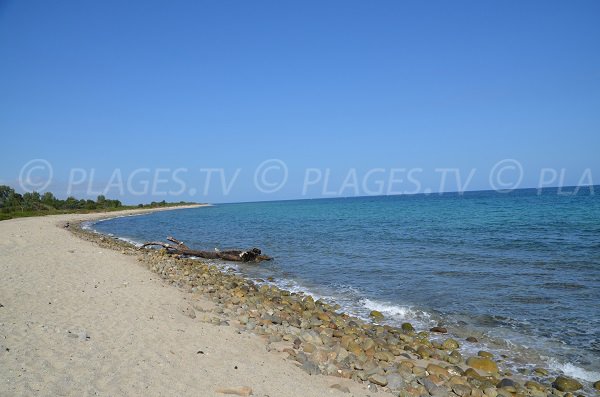 Galets sur la plage de Travo