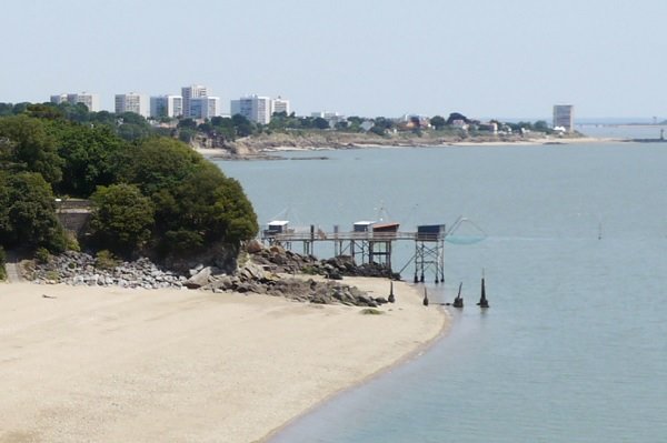 Vue sur la Côte de St Nazaire depuis la plage de Trébézy