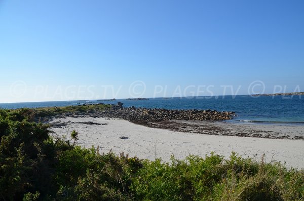 Plage de Trez Lern avec vue sur la pointe de la presqu'île de Landrellec