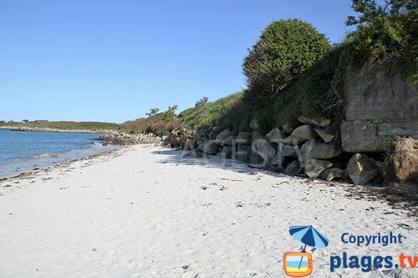 Enrochement le long de la plage de Tremazan à Landunvez