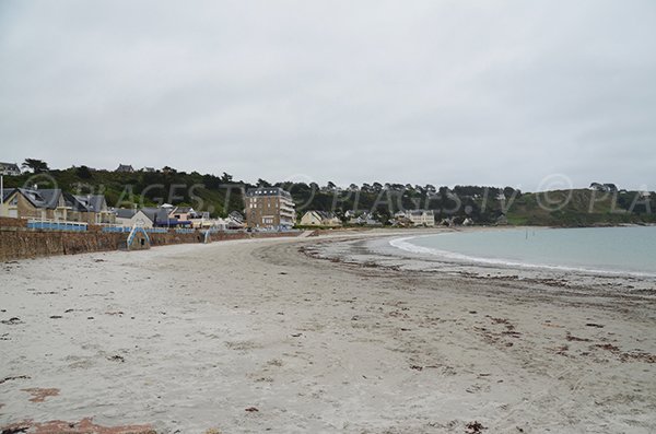 Plage de sable fin à côté du port de Trébeurden