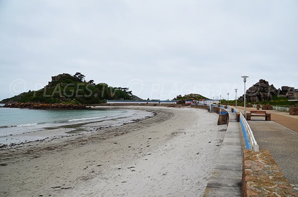 Plage de Tresmeur avec vue sur le Castel de Trébeurden