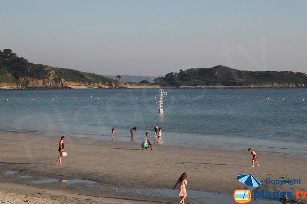 Plage de Tresmeur avec vue sur la pointe du Bihit