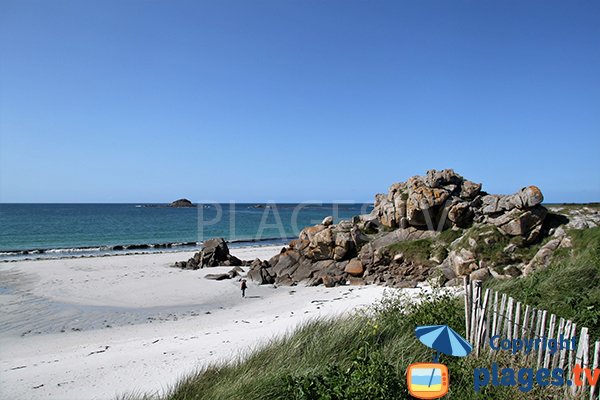 Plage avec le rocher du serpent en Bretagne