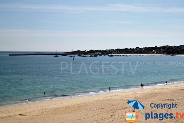 Plage de Trescadec avec vue sur le port d'Esquibien