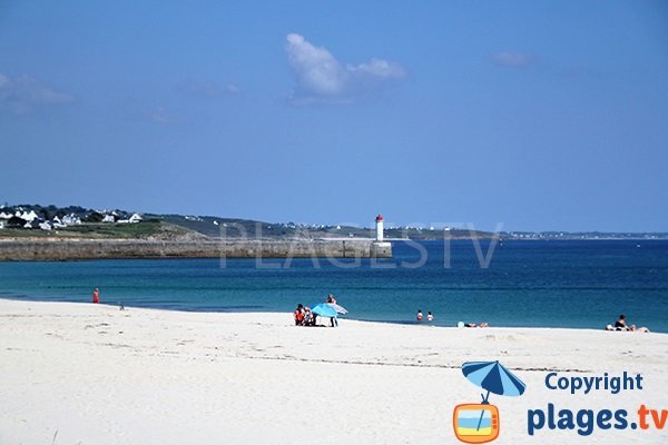 Plage avec du sable blanc à Audierne