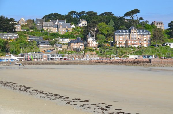 Centre nautique sur la plage de Trestraou à Perros Guirec