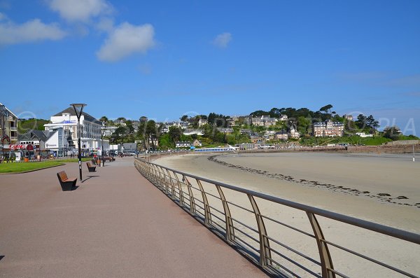 Promenade le long de la plage de Trestraou à Perros Guirec