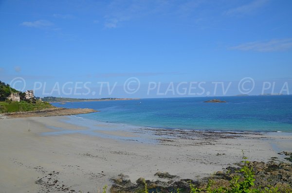 Spiaggia a Perros Guirec e vista sul Saint Guirec