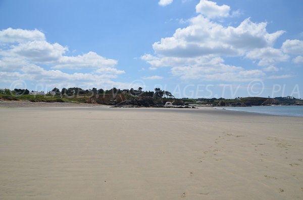 Vue générale de la plage de sable de Trez Rouz