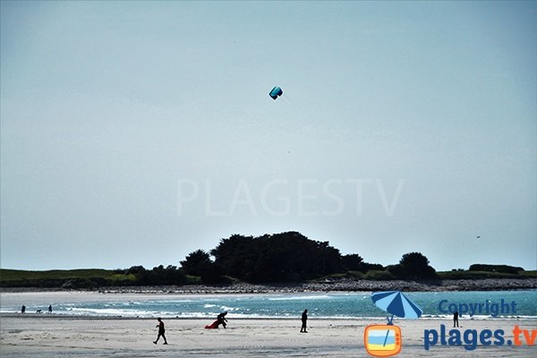 Kitesurf sur la plage de Lampaul Ploudalmézeau