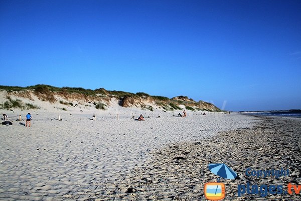 Dune de la plage de Tronoen en Bretagne en direction de la plage de la Torche