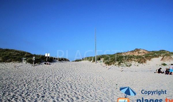 Accès de la plage de Tronoen en Bretagne