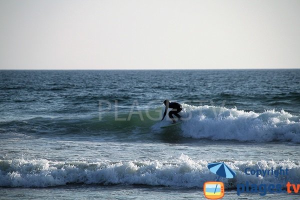 Surf sur la plage de Tronoen en Bretagne