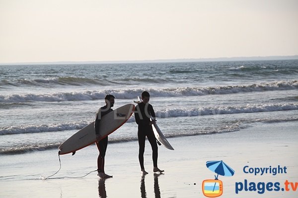 Surfeur sur la plage du Tronoen