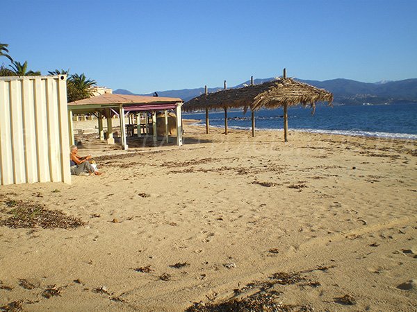 Plage de Trottel avec une guinguette Corse