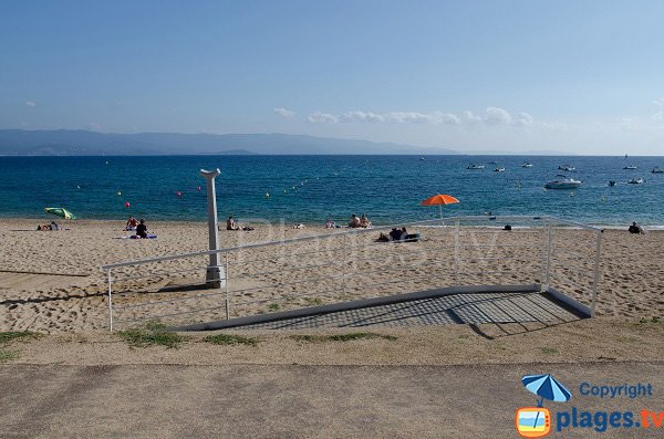 Accès pour les personnes à mobilité réduite sur la plage du Trottel à Ajaccio