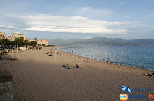 Plage du Trottel avec vue sur Ajaccio