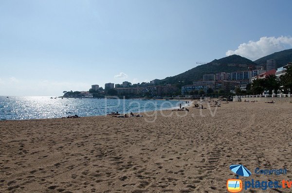 Plage du Trottel dans un quartier résidentiel d'Ajaccio