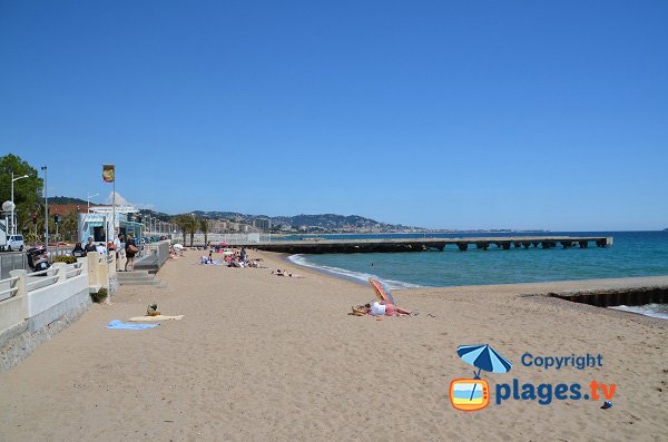 Plage de sable à Cannes la Bocca