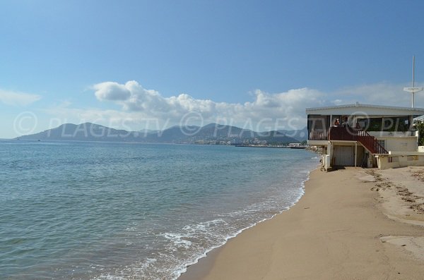 Peu de plages privées à La Bocca