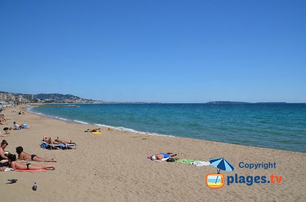 Plage du Trou de l'Ancre à Cannes la Bocca (Plage du Midi)