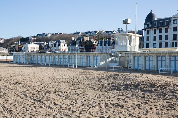 Poste de secours et cabines de bains de la plage de Trouville