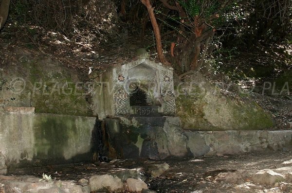 Fontaine sur le sentier du facteur de Girolata