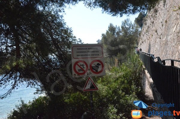 Access sign to the Tunnel beach in Roquebrune Cap Martin