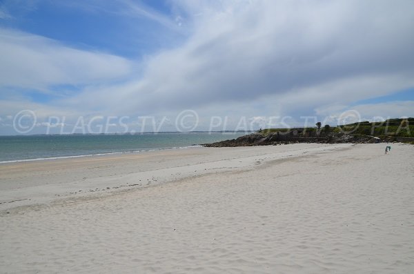 Plage de Ty Bihan avec vue sur la pointe de St Colomban