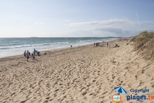 Plage de Ty Hoche de Plouharnel avec vue sur la plage de Sainte Barbe