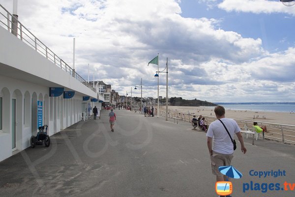 Promenade le long de la plage de Val André